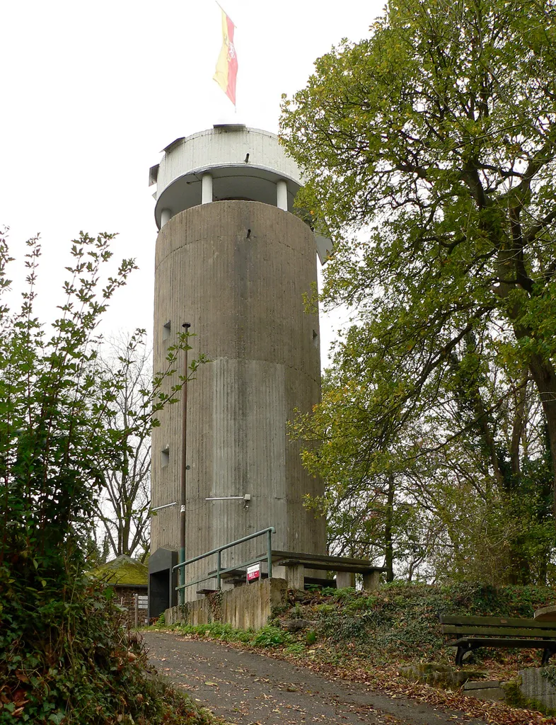 Burgplateau der Burg Neuenahr mit Aussichtsturm