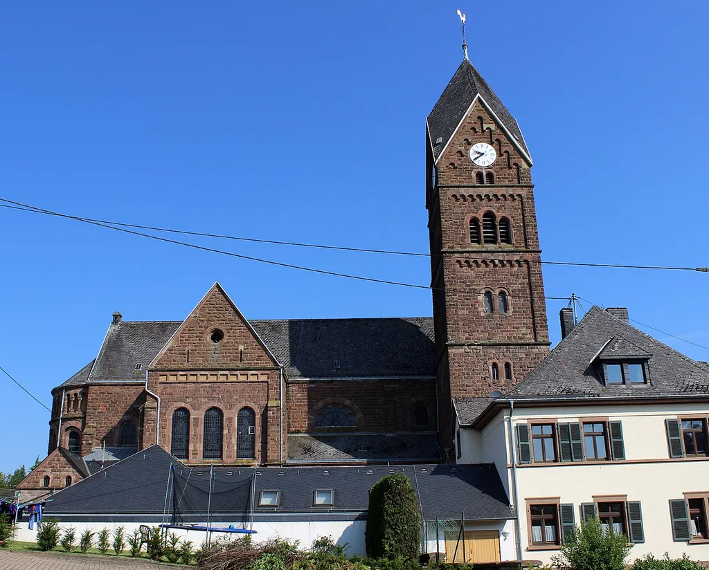 Die katholische Pfarrkirche St. Mauritius in Fremersdorf, einem Ortsteil der Gemeinde Rehlingen-Siersburg, Landkreis Saarlouis, Saarland