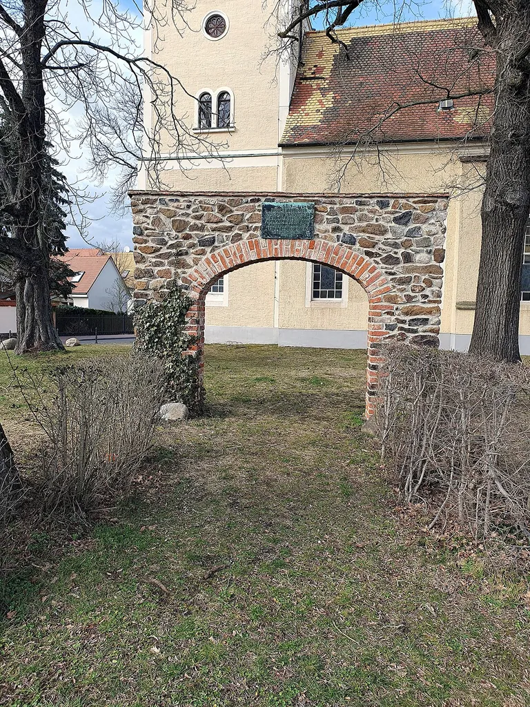 Alter Kirchhof Holzhausen - Kirchhofstorbogen an Südseite Dorfkirche