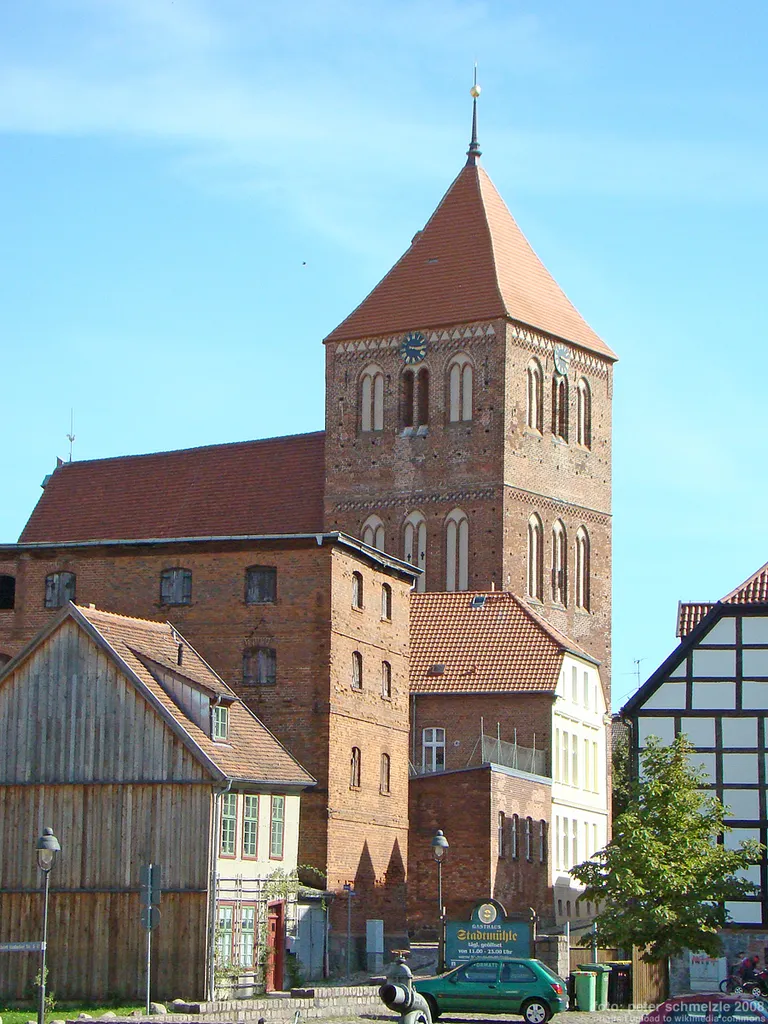 Blick vom Mühlteich zur Stadtkirche in Teterow