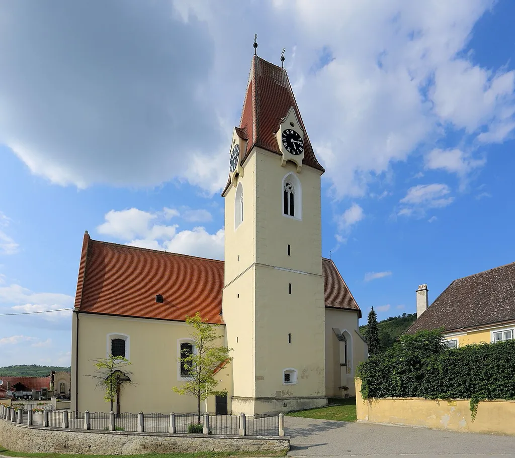 Katholische Pfarrkirche hl. Agnes in der niederösterreichischen Marktgemeinde Schönberg am Kamp. Eine gotische, im Kern romanische und teilweise barockisierte Saalkirche, die am östlichen Ortsrand in erhöhter Lage errichtet wurde.