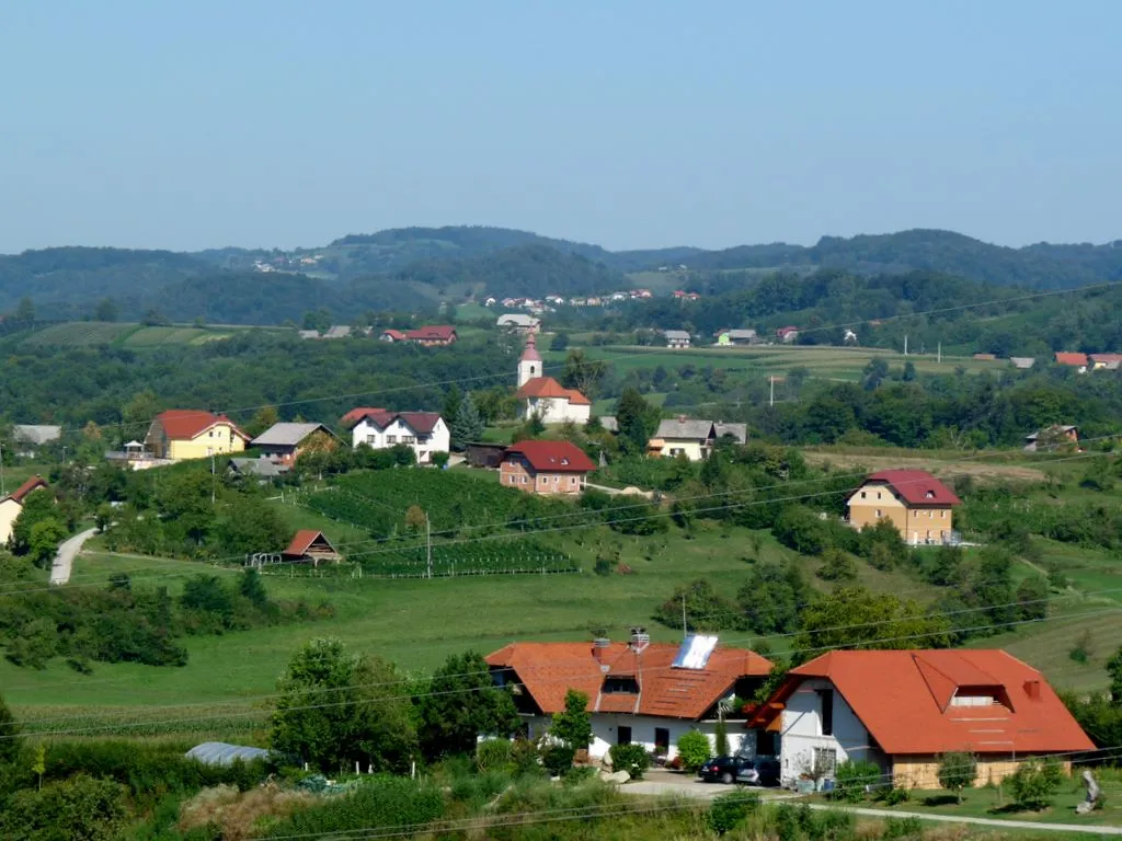 Vrh pri Površju s cerkvijo sv. Neže.