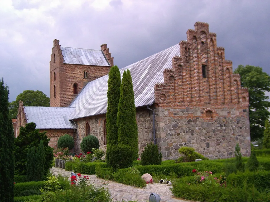 Nørre Herlev Kirke, syd- og østside. Hillerød Kommune, Hillerød provsti, Helsingør stift