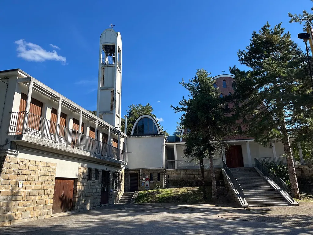 Veduta della chiesa dall'autobus 6.