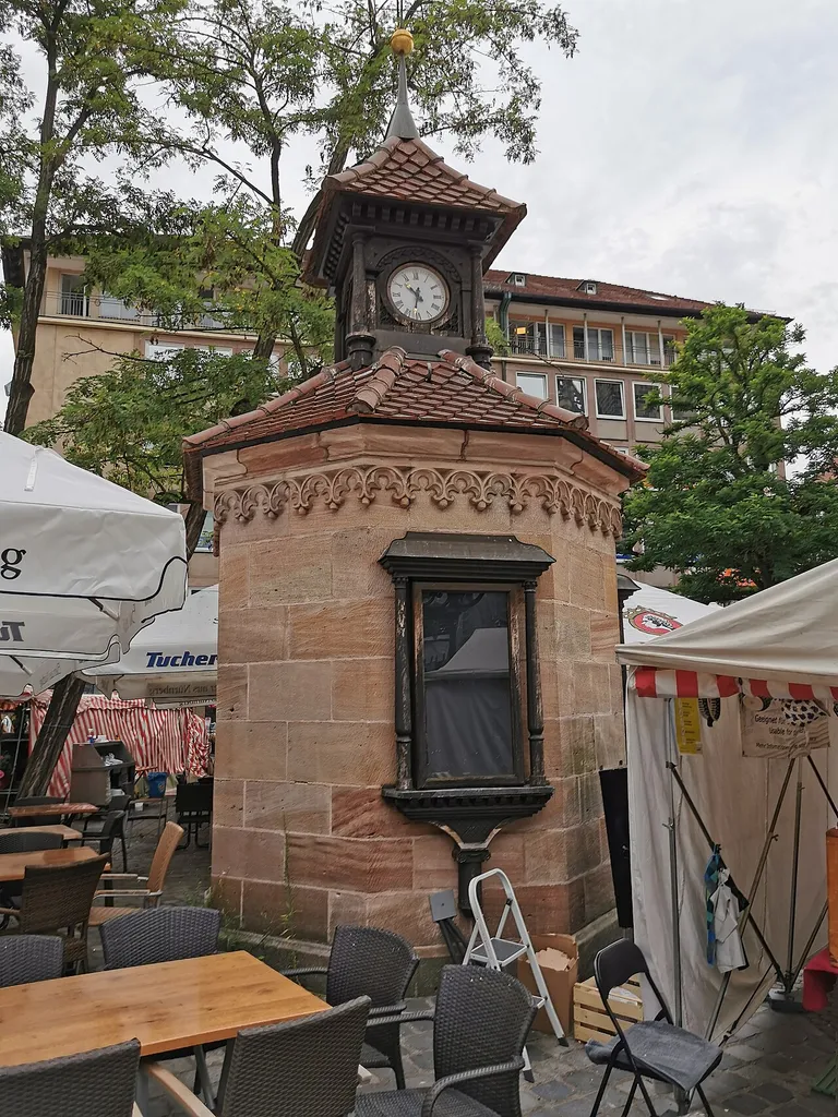 Lorenzer Platz, Nürnberg: Wetterhäuschen mit Uhr