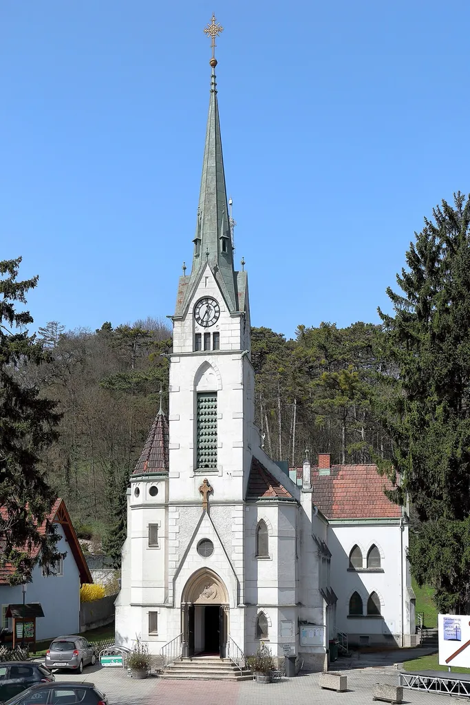 Die röm.-kath. Pfarrkirche hl. Elisabeth in der niederösterreichischen Gemeinde Hirtenberg.