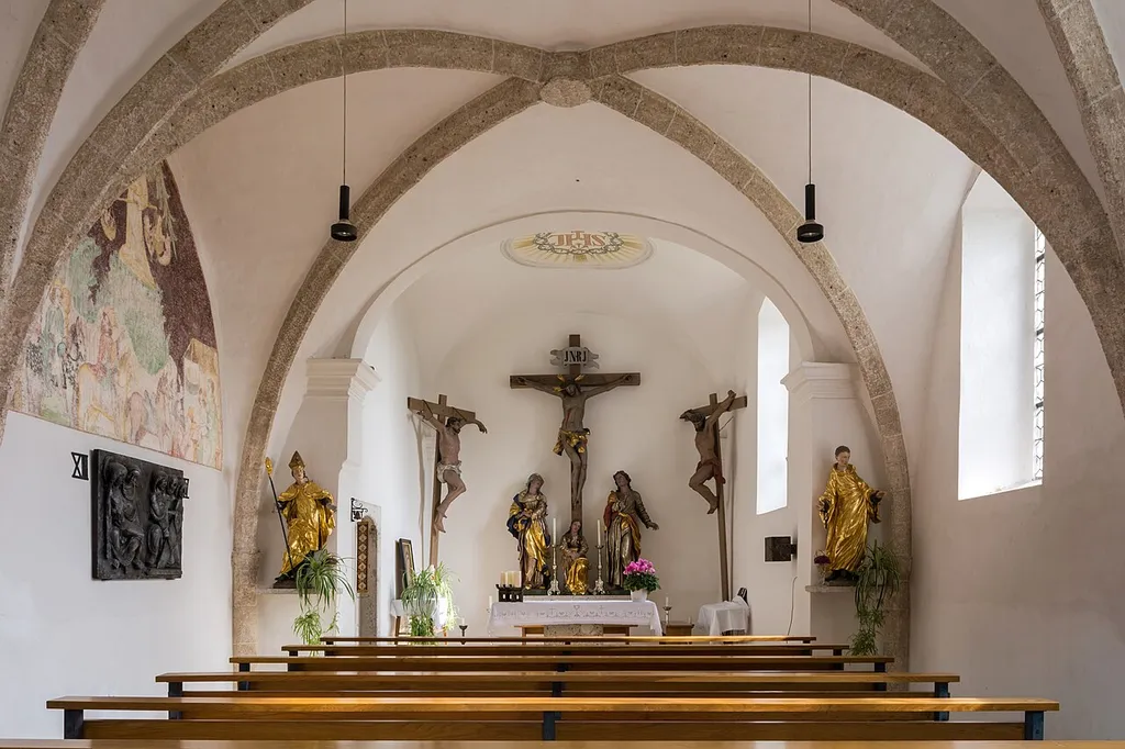 Die Kalvarienbergkirche St. Philippi und Jakobi wurde um 1488 erbaut und am Anfang des 18. Jahrhunderts barockisiert. Sie hat ein gotisches einschiffiges Langhaus mit zwei Jochen und Kreuzrippengewölben. Der barocke einjochige Chor mit quadratischem Grundriss ist gegenüber dem Langhaus etwas eingezogen. Am Altar befindet sich eine barocke Kreuzigungsgruppe mit lebensgroßen Figuren. Auf der linken Seite befindet sich ein gotisches Fresko.