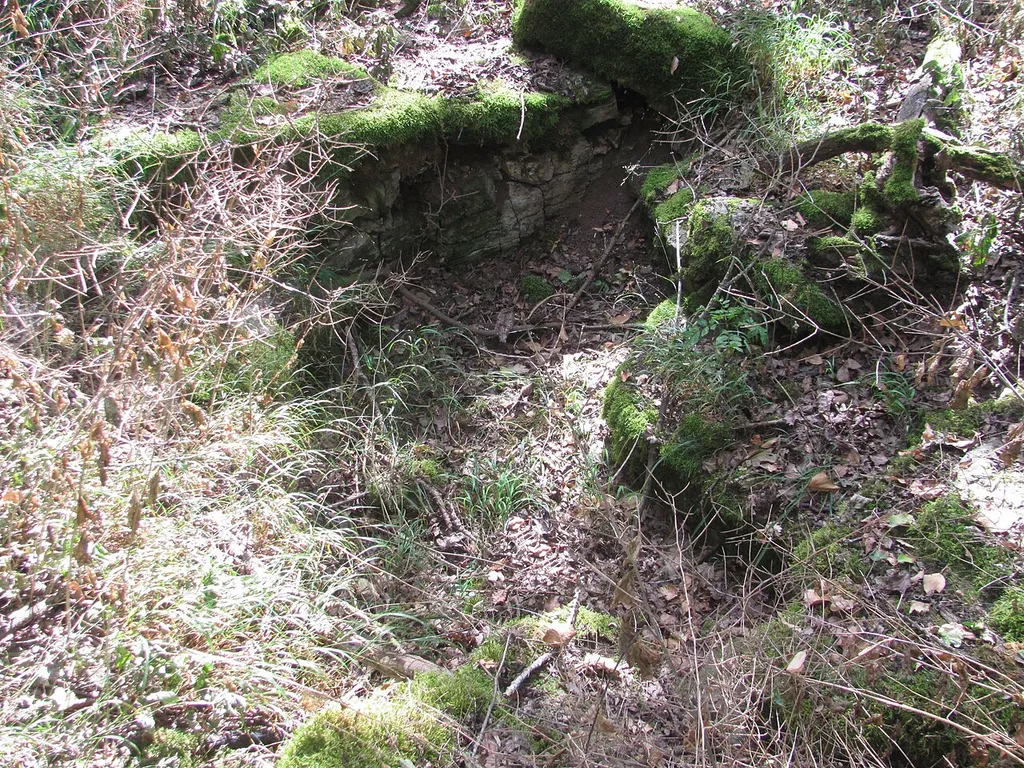 abgegangene mittelalterliche Höhenburg auf 410 m ü. NHN über dem Steinbachtal etwa 1950 Meter südwestlich der Kirche in Gattenhofen