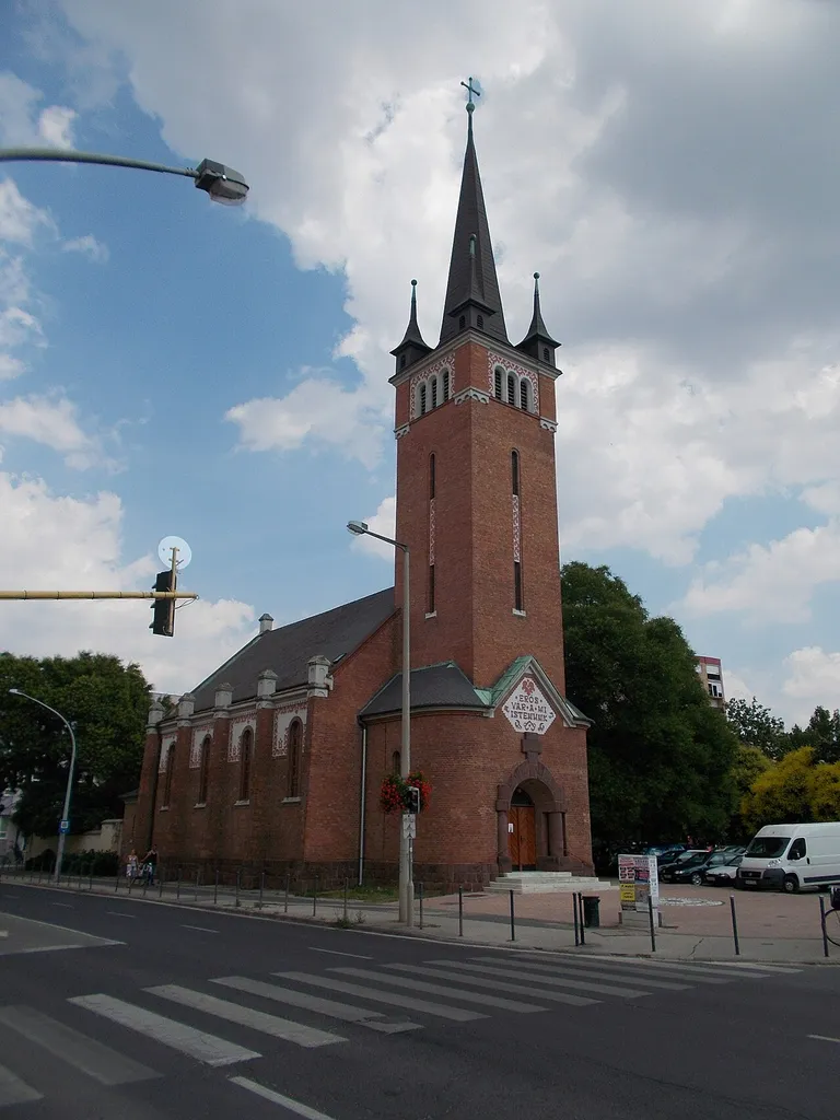 Evangélikus templom a Zichy liget felől (Ny). Műemlék ID 3893. Modern stílus, épült 1930-ban. Tervező Sándy Gyula. - Magyarország, Fejér megye, Székesfehérvár, Víziváros, Szegfű Gyula utca 1 Object location47° 11′ 45.08″ N, 18° 24′ 36.94″ E View this and other nearby images on: OpenStreetMap 47.195856; 18.410262 This is a photo of a monument in Hungary. Identifier: 3893