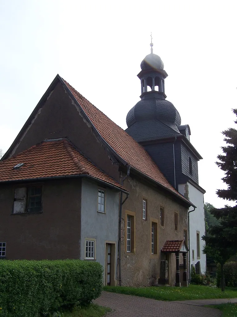 Ansichten und Details zur Johanneskirche in Sättelstädt.