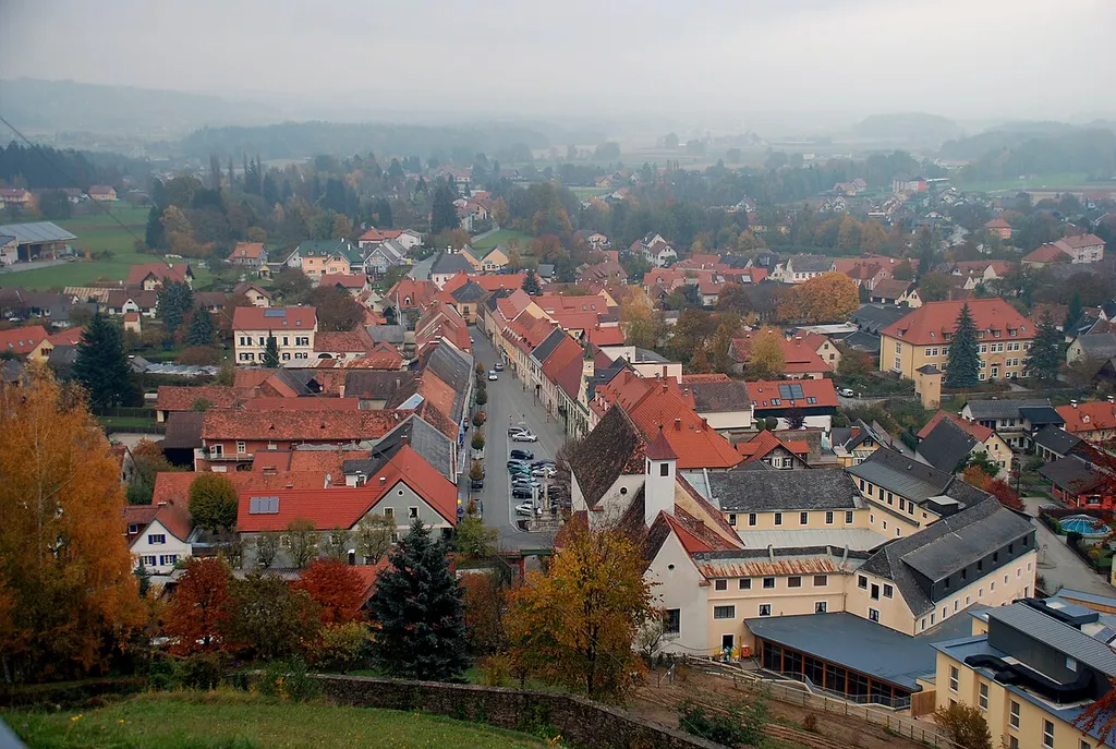Schwanberg, Steiermark, Österreich, Blick auf die Stadt, im Vordergrund links die Gebäude des ehem Kapuzinerklosters, mittig der dreiecksförmige Hauptplatz