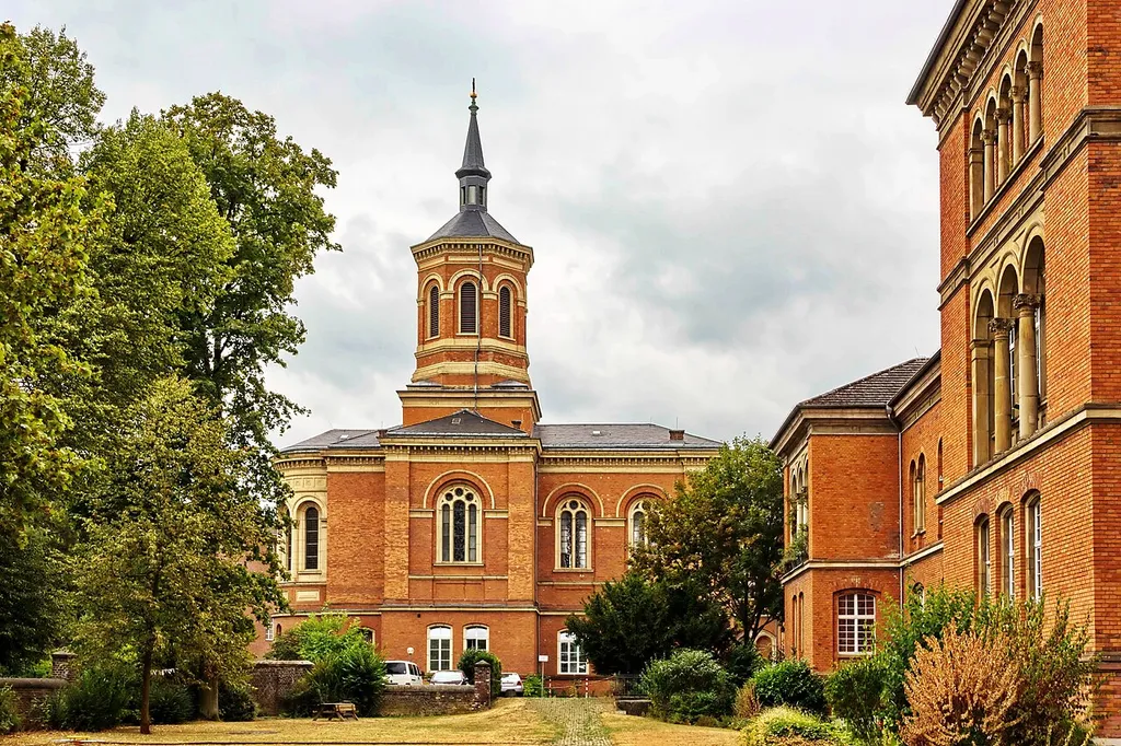 Kirche des Priorats Christkönig in Bonn-Castell; Die ehemalige Kapelle der Rheinischen Landesklinik, erbaut 1885, wurde 1955 geweiht und 1986 in „Christus-König-Kirche“ benannt.