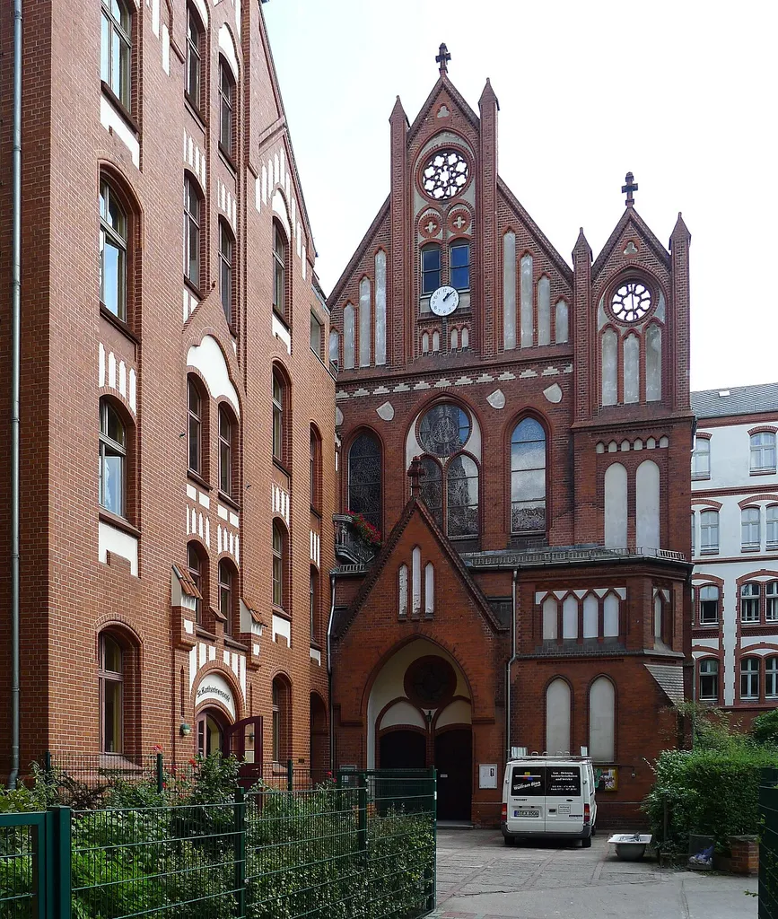 Blick von der Tordurchfahrt zur Kirche