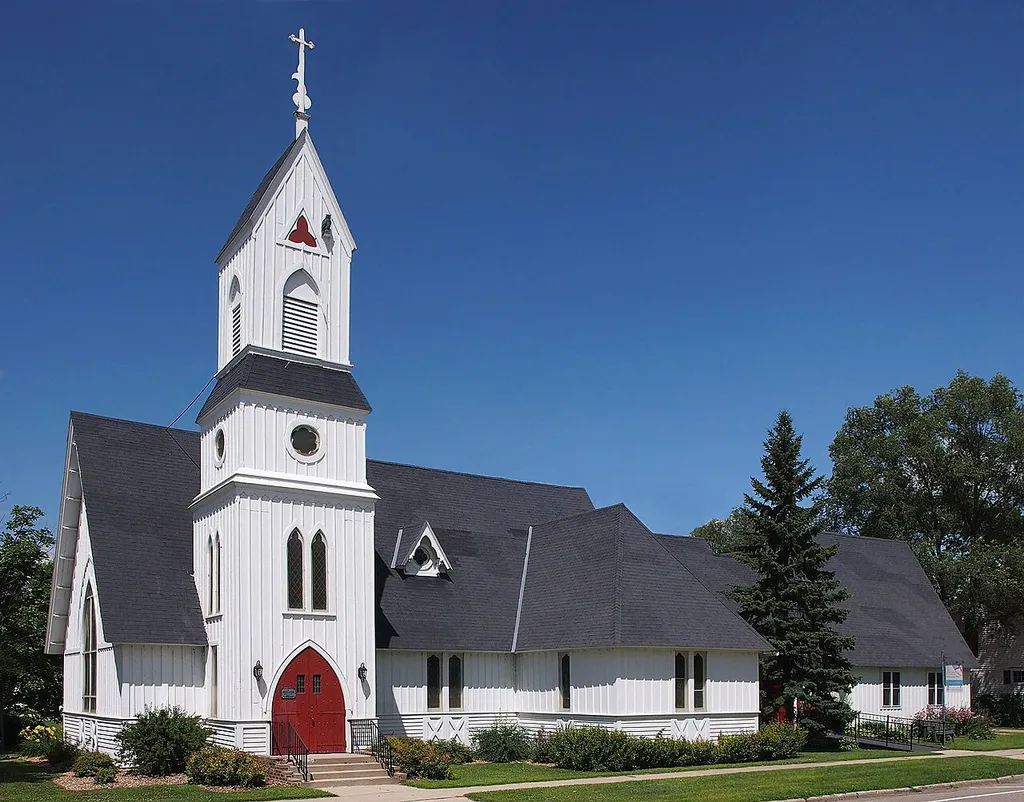 Trinity Episcopal Church, 400 N Sibley Ave, Litchfield, Minnesota, USA. Viewed from the south-southwest. This is an image of a place or building that is listed on the National Register of Historic Places in the United States of America. Its reference number is 75000996 (Wikidata).