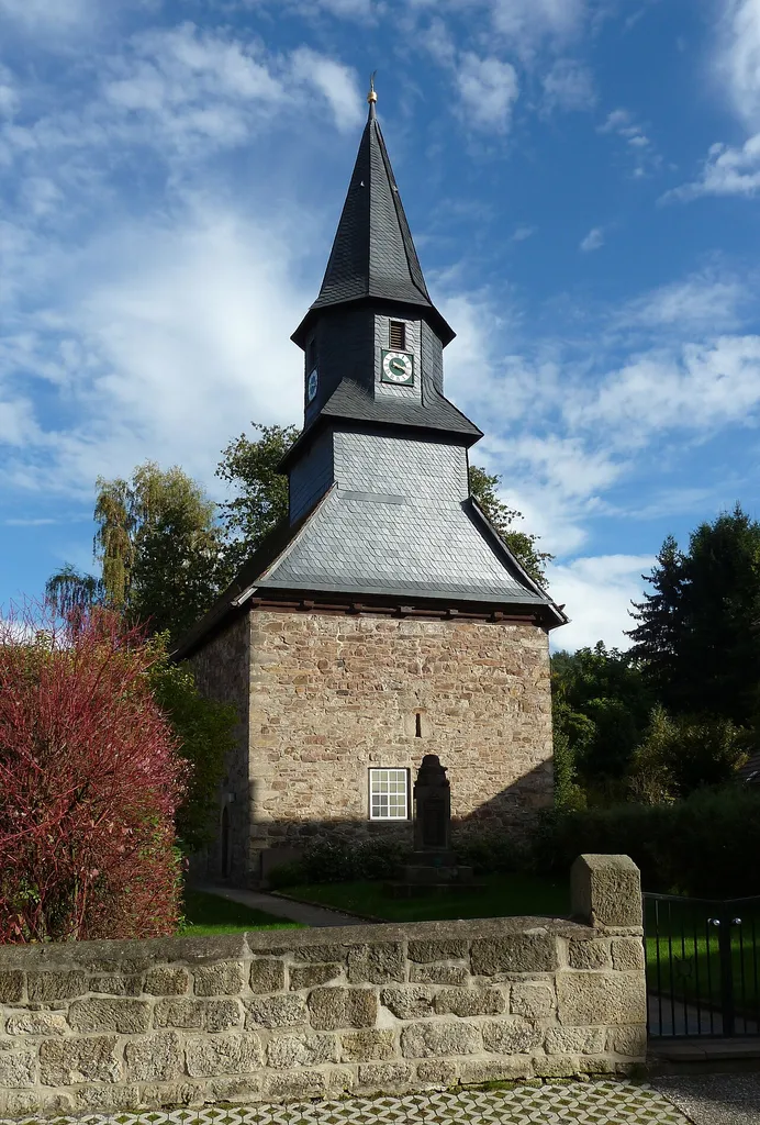 Ev.-luth. Kirche in Fürstenhagen, Stadt Uslar, Niedersachsen. Fast quadratischer Wehrturm des 13. Jahrhunderts (vorne) mit Fachwerkerweiterung nach Osten 1563, heutige Gestalt mit Turm nach dem Dreißgjährigen Krieg.