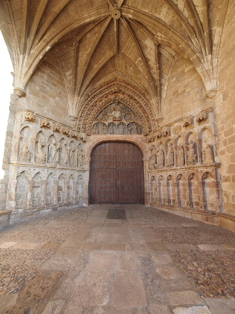 Portada de la iglesia de La Hiniesta, en la población zamorana del mismo nombre