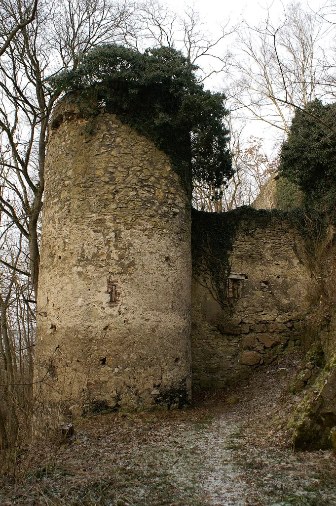 Dieser Turm am südöstlichen Rand der Burg Klingenstein ist noch gut erhalten