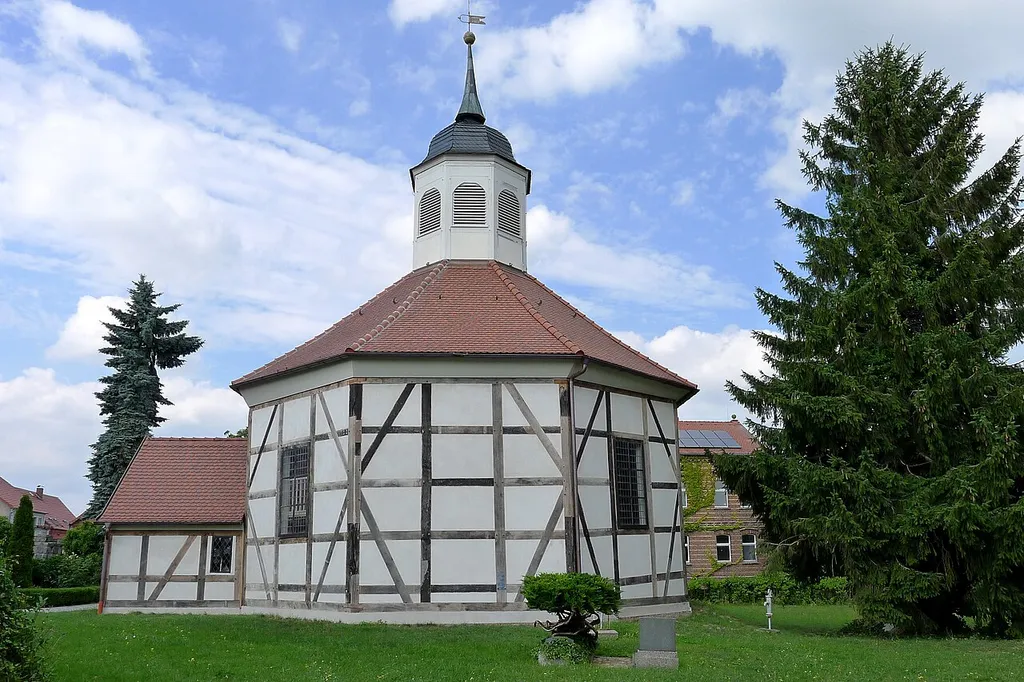 Fachwerkkirche in Gartz bei Havelberg mit ihrem achteckigen Grundriss 1688 erbaut und zeigt sich heute als komplett schiefes Bauwerk. In ihrem Innern finden sich ein Barockaltar und eine Lütkemüller-Orgel von 1871.