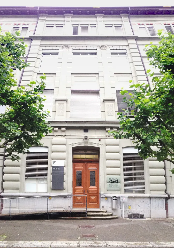 Façade et entrée principale du musée d'histoire naturelle de Fribourg, en Suisse.
