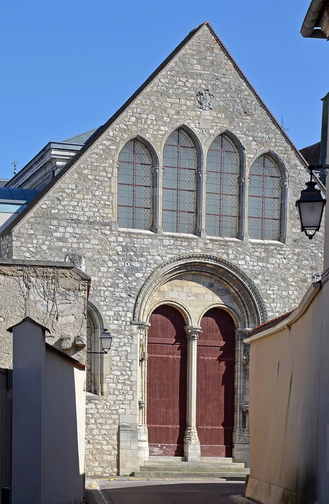 Façade de l'ancien Hôtel-Dieu de Sens, contre l'église St-Pierre-le-Rond de Sens, Yonne, Bourgogne, France
