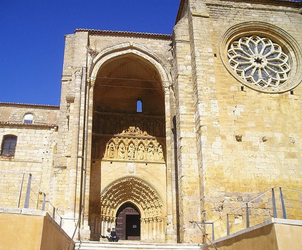 Aspecto general de la iglesia de Sta. María la Blanca de Villalcázar de Sirga en la prov. de Palencia