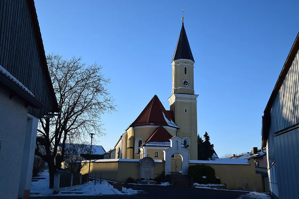 Saalbau mit Steildach, gotische Chorturmanlage