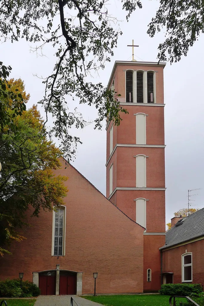 Zwischen Kirchenschiff links und Gemeindehaus rechts steht der Glockenturm.