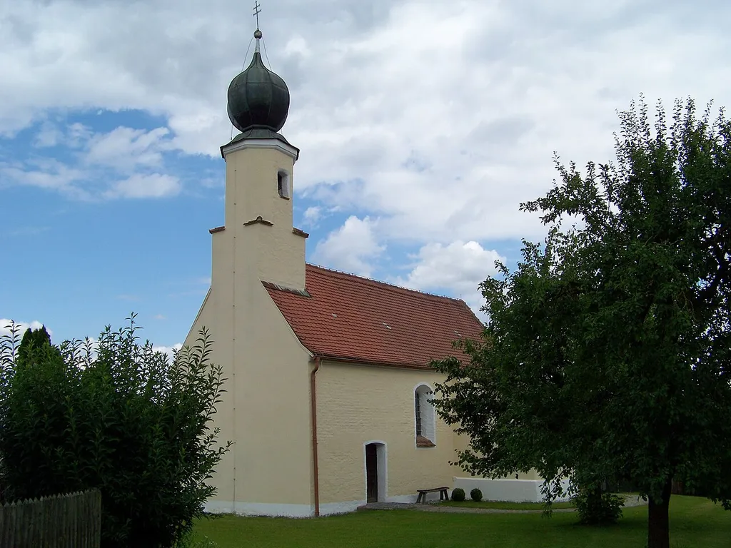 Mienbach, Brunnenstraße 10. Katholische Filialkirche St. Nikolaus. Spätgotischer Saalbau mit Westturm, um 1500.