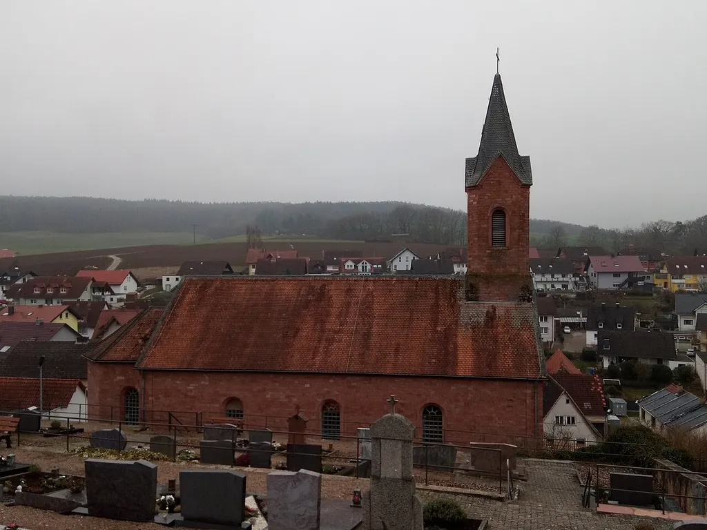 Ehemalige Katholische Kirche St. Michael Saalkirche mit eingezogenem dreiseitig schließendem Chor, Satteldach und massiver Giebelreiter mit Dreiecksgiebeln und kurzem verschiefertem Spitzhelm, Sandsteinquaderbau mit sparsamen Gliederungen, Rundbogenstil, bezeichnet 1851; mit Ausstattung This is a picture of the Bavarian Baudenkmal (cultural heritage monument) with the ID D-6-76-128-1 (Wikidata)