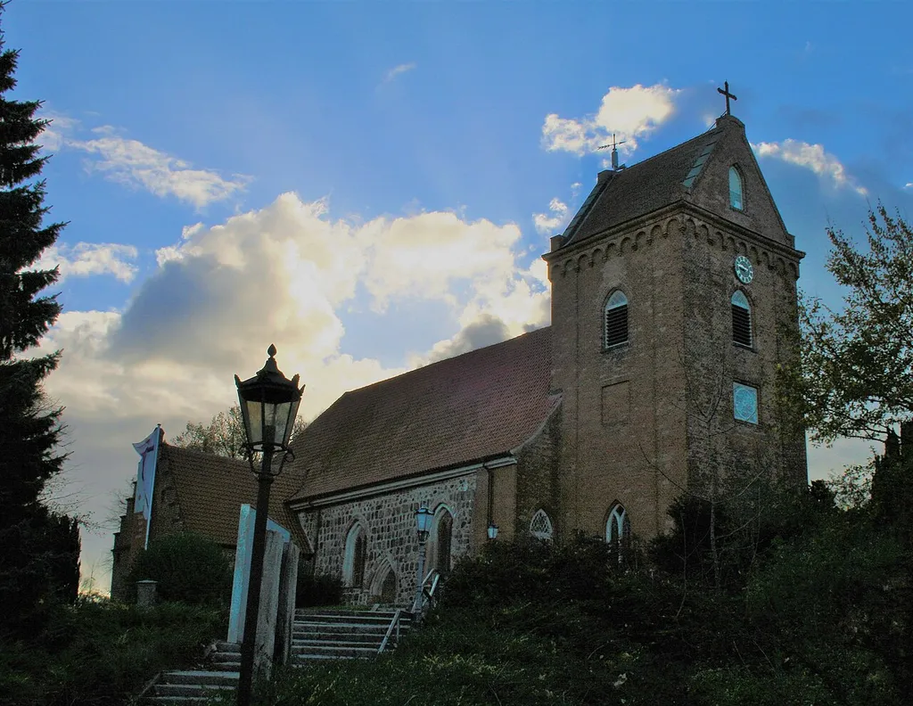 Die Marienkirche Schönkirchen von NW