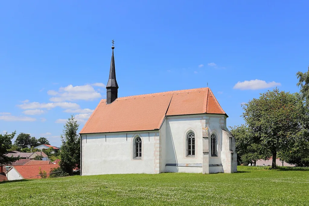 Katholische Filialkirche hl. Leopold in Wappoltenreith, ein Ortsteil der niederösterreichischen Gemeinde Irnfritz-Messern. Die spätbarocke Saalkirche mit einem Westturm wurde erhöht am Nordrand des Ortes errichtet.