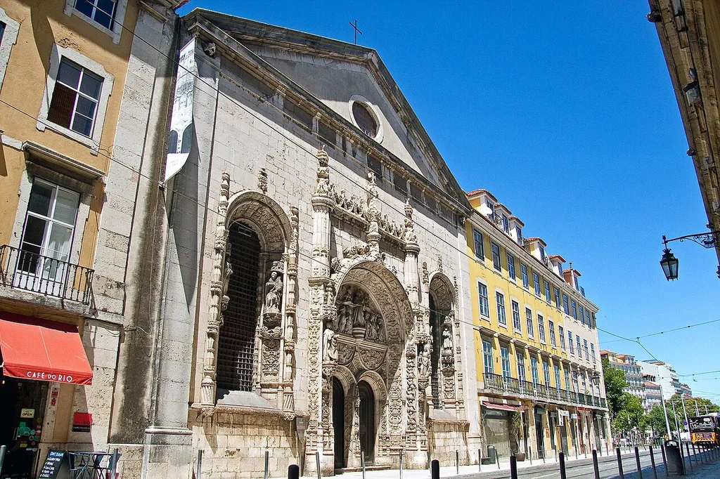 A Igreja de Nossa Senhora da Conceição Velha é uma igreja localizada no centro de Lisboa, na Rua da Alfândega. Resultou da reconstrução após o terramoto de 1755 da antiga Igreja de Nossa Senhora da Misericórdia de Lisboa, sede da primeira Misericórdia do país. A sua fachada é, juntamente com o Mosteiro dos Jerónimos e a Torre de Belém, uma das melhores estruturas do manuelino sobreviventes ao grande terramoto. Está classificada como monumento nacional desde 1910. Vista da antiga Igreja de Nossa Senhora da Misericórdia, Georg Braun e Frans Hogenberg, Civitates orbis terrarum (Colónia, 1598), vol. 5 A igreja está localizada na Baixa de Lisboa, perto da Praça do Comércio, na freguesia de Santa Maria Maior. O edifício combina elementos de diferentes igrejas, resultado da reconstrução realizada após o terramoto de 1755, quando a maioria dos edifícios da cidade foi destruída. A primitiva igreja existente no local, a Igreja de Nossa Senhora da Misericórdia,[1] era o segundo maior templo da Lisboa manuelina a seguir ao Mosteiro dos Jerónimos, em Belém. Fora mandada edificar por D. Manuel I e concluida em 1534, como sede da Misericórdia instituída em 1498 por iniciativa de Leonor de Viseu, sua irmã e viúva de D. João II de Portugal, e do seu confessor Frei Miguel Contreiras. Quando o templo foi destruído pelo terramoto, os elementos resgatados foram incorporados na nova edificação que passou a chamar-se da Conceição Velha. Com o terramoto ruiu também a Igreja da Conceição dos Freires, que D. Manuel doara em 1502 aos freires da Ordem de Cristo. Esta igreja fora instituida no lugar da sinagoga após a extinção da Judiaria Grande em 1496. A denominação Igreja da Conceição, passou para a nova igreja reconstruida.[1] Pormenor do tímpano Os elementos da Igreja da Misericórdia reutilizados na fachada, de estilo manuelino, combinam motivos decorativos tardo-góticos e renascentistas. O portal tem um notável tímpano esculpido com uma imagem de Nossa Senhora da Misericórdia; o seu manto