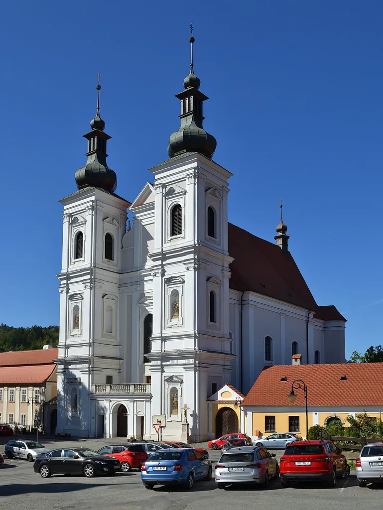 Lomnice (okres Brno-venkov) - kostel Navštívení Panny Marie, hlavní průčelí