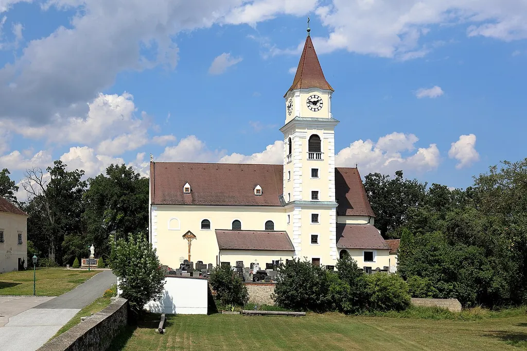 Südansicht der röm.-kath. Pfarrkirche hl. Michael, auch als „Maria Eich“ bezeichnet, der niederösterreichischen Gemeinde Röhrenbach.Ursprünglich eine romanische Chorquadratkirche wurde die Kirche um 1500 mit einem spätgotischen Chor mit Fünfachtelschluss erweitert. Ende des 17. Jahrhunderts fand ein umfassender Umbau statt, dabei wurde auch der Turm errichtet, und in der ersten Hälfte des 18. Jahrhunderts erfolgte die Barockisierung des Innenraums.