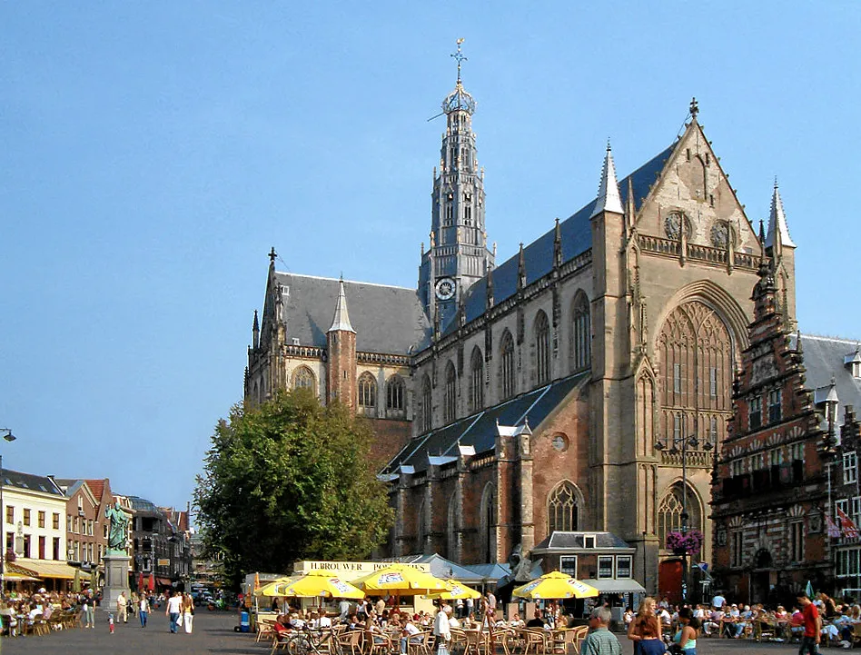 Grote Markt in en:Haarlem, with the en:Sint-Bavokerk, the statue of en:Laurens Janszoon Coster and the en:Vleeshal. This is an image of rijksmonument number 19264Information from structured data: location of creation: Grote Markt→Haarlem→North Holland→Netherlands depicts instance of: Grote Kerk→church building→type of building→classification scheme→variable-order class