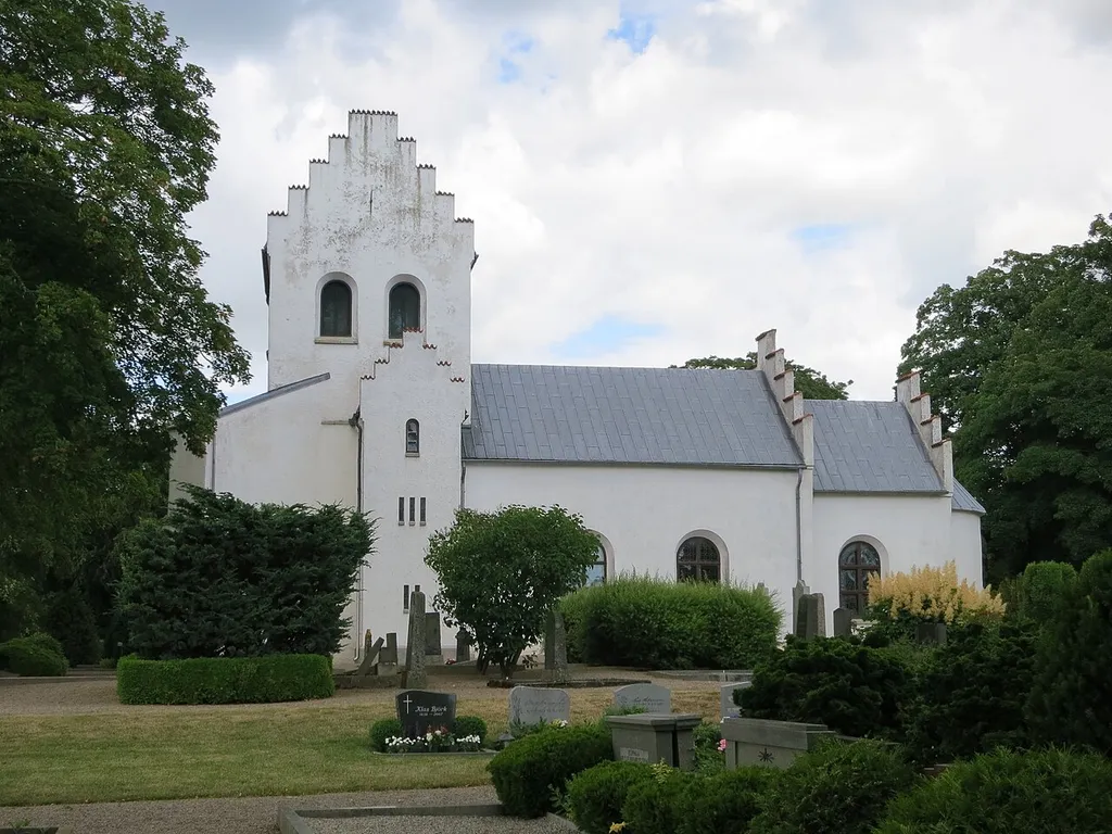 Övraby kyrka i juni 2014