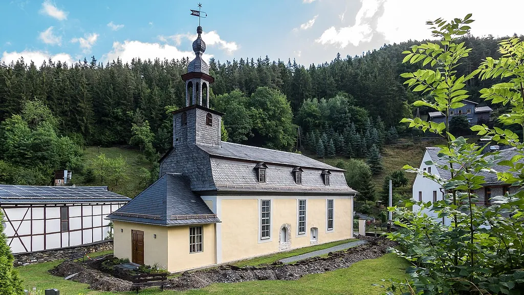 FFH-Gebiet 5434-302 Kirche Reichenbach DE-TH 1 ; Wochenstube der Kl. Hufeisennase (Rhinolophus hipposideros) im Dachboden der Kirche, Jagdhabitate und Satellitenquartiere in der Nähe, funktionaler Zusammenhang auch zu den(Schieferbrüchen Probstzella) mit zugehörigen Winterquartieren.