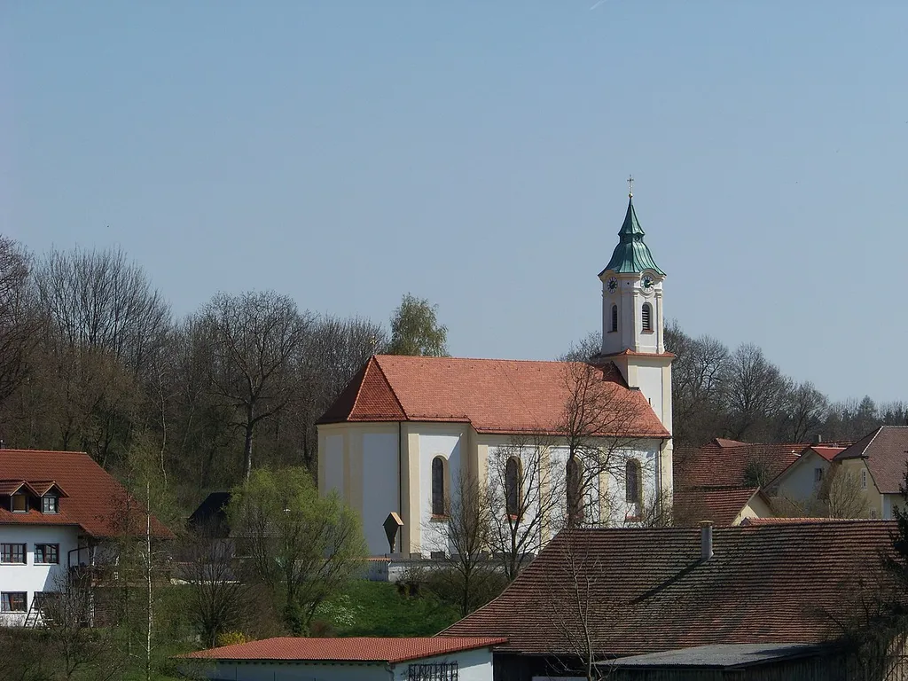 Weng, Veitsbuch, Wenger Straße 3. Katholische Pfarrkirche St. Veit. Saalkirche, genordeter barocker Bau von 1724, mit Lisenengliederung. Südlich Turm mit achteckigem Aufsatz und glockenförmigem Helm.