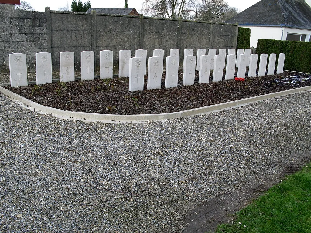 Franleu (Somme, France) - Les 28 tombes militaires (Bataille de Franleu - 1940), à proximité de l'église, côté Nord, dans l'ancien cimetière.