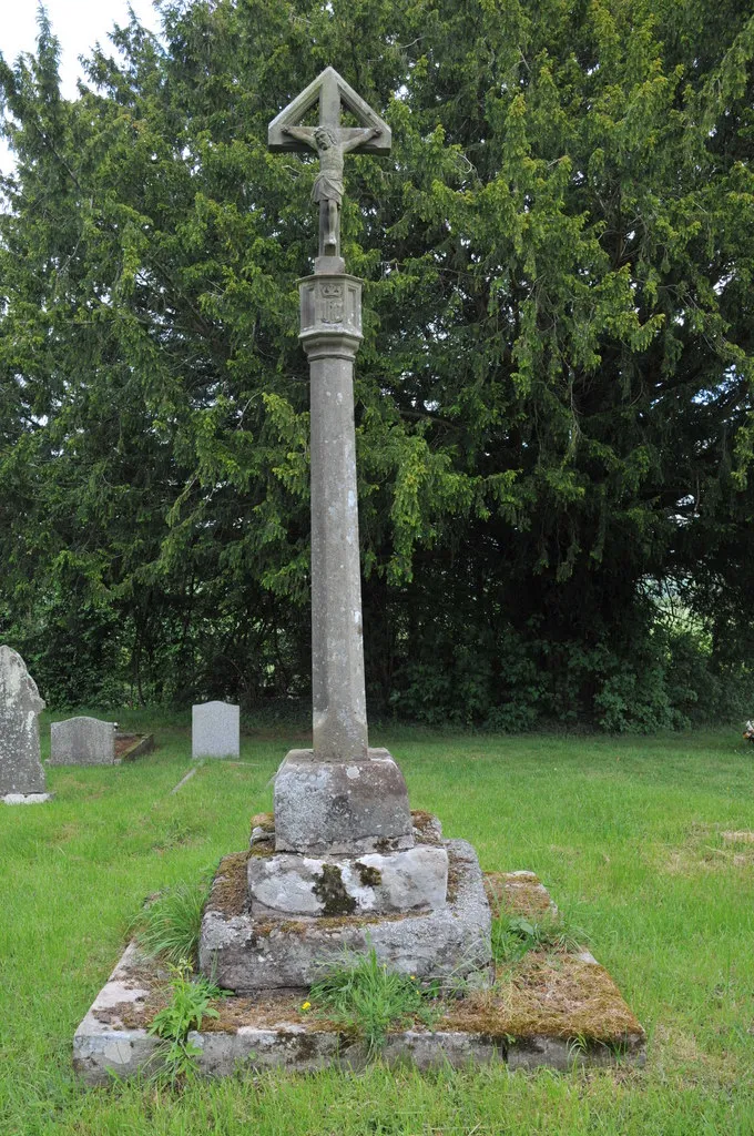 Cross in Pen-y-clawdd churchyard