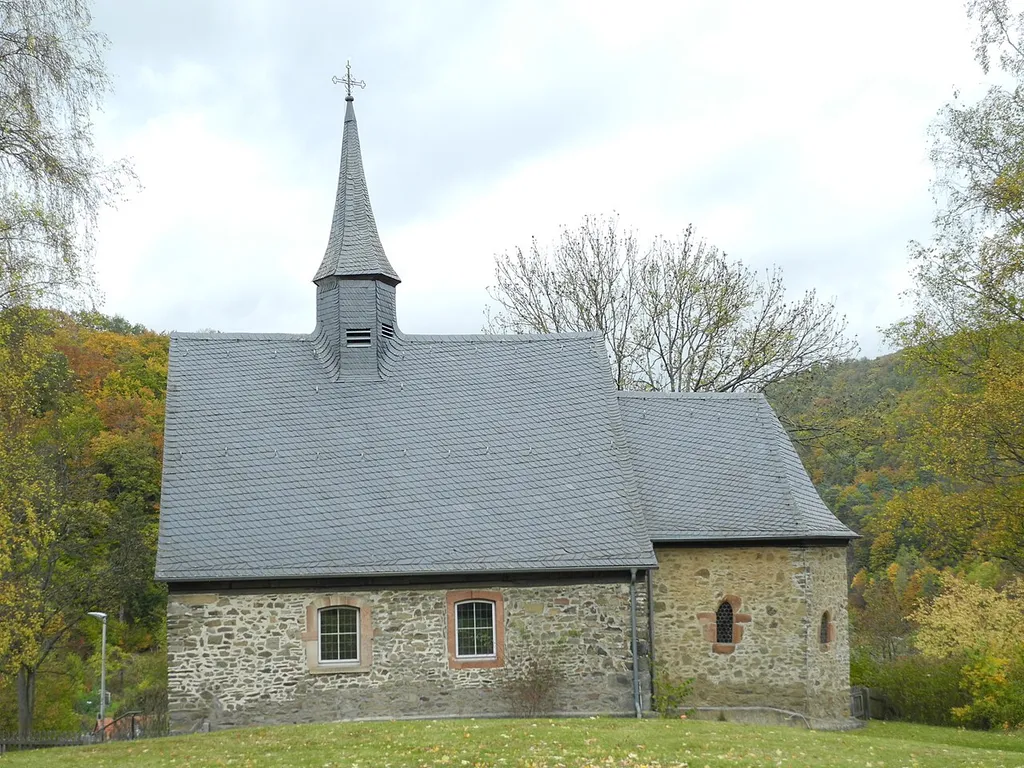 Die romanische Kirche in Frebershausen bei Bad Wildungen, im Landkreis Waldeck-Frankenberg, Hessen, Deutschland. Der Chor des Gebäudes gilt als gotisch.