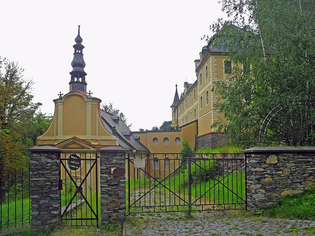 Schloss Altkinsberg und die Dreifaltigkeitskirche (links) – Starý Hrozňatov
