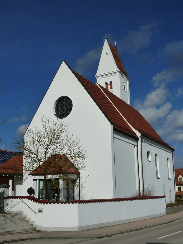 Katholische Pfarrkirche St. Georg; Langhaus 1609, Chor und Turm 1612 von Elias Holl, 1641 erneuert, 1761 innen umgestaltet; Außenansicht