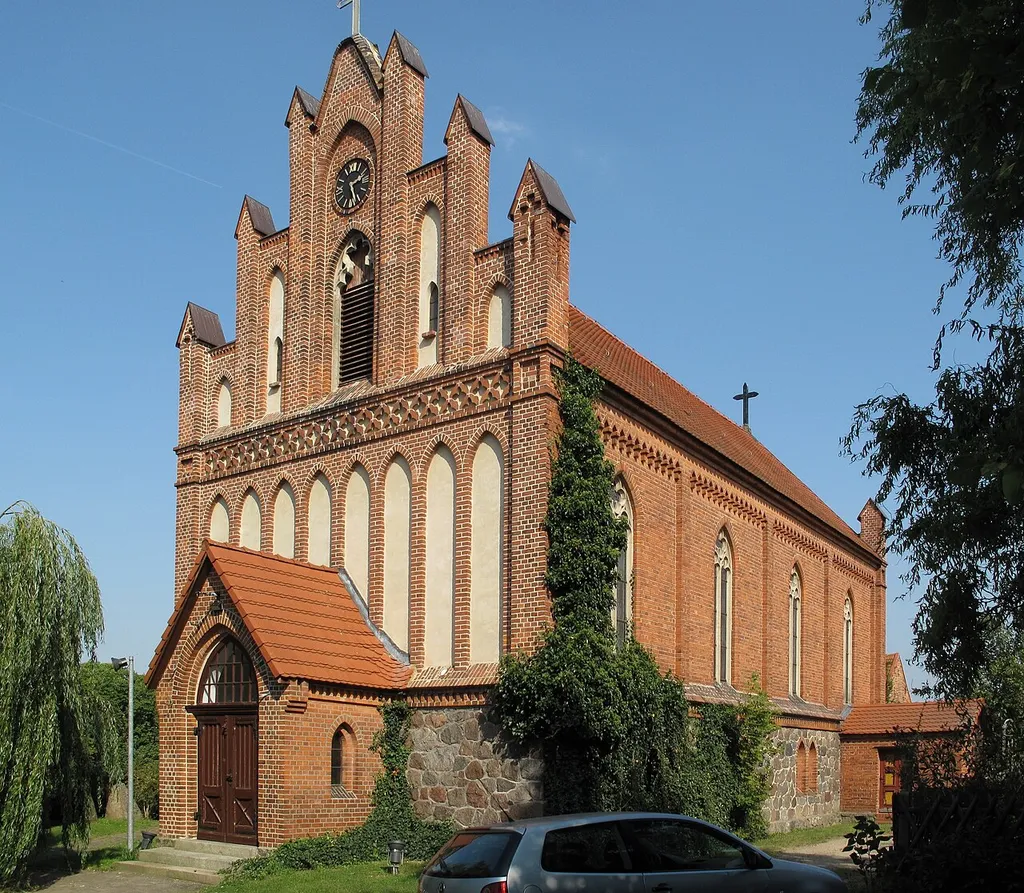 Listed protestant village church in Stremmen. Stremmen is a part of the municipality Tauche in the District Oder-Spree, Brandenburg, Germany. The towerless Gothic Revival aisleless church was built in 1883, probably according to plans by the architect Carl Niermann (1832–1896). The church has an apse to the east and a Gothic Revival crow-stepped gable in the west.