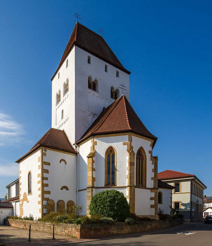 This is a photograph of a cultural monument.It is on the list of cultural monuments of Niederkirchen bei Deidesheim. Designation: Catholic parish church of St. Martin Location: Hauptstraße House number: 21 Place: Niederkirchen bei Deidesheim, District Bad Dürkheim, Rhineland-Palatinate, Germany Construction time: second half of the 11th century Description: Transept and crossing tower early Romanesque, second half of the 11th century. Gothic choir around 1300, three-aisled nave 1955, architect Lochner, Ludwigshafen. At the exterior War Memorial 1914/18 Red sandstone sculpture, early 14th century Late baroque sandstone cross, designated 1734, restoration 1814, metal body late 19th century