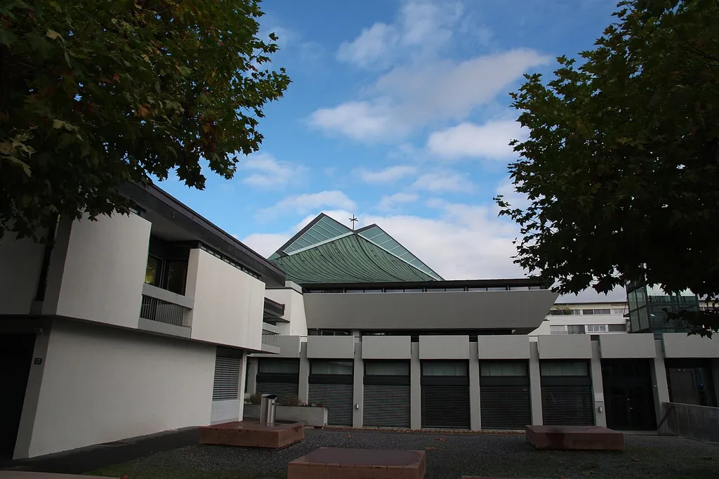 Römisch-katholische Pfarrkirche St. Andreas Uster, Ansicht von Südwesten