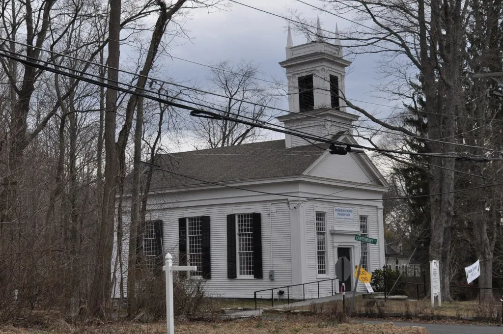 The Ridgebury Congregational Church, Ridgefield, CT. This is an image of a place or building that is listed on the National Register of Historic Places in the United States of America. Its reference number is 84000815 (Wikidata).