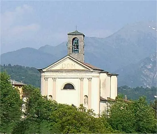 BG Endine Gaiano - parte superiore della facciata e campanile della chiesa parrocchiale di San Giorgio