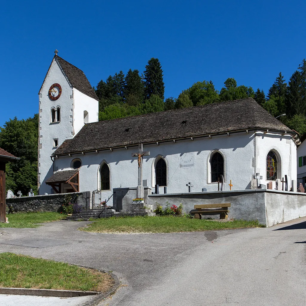 Die Kirche von Soubey (JU) mit Glasfenstern des Malers Goghuf