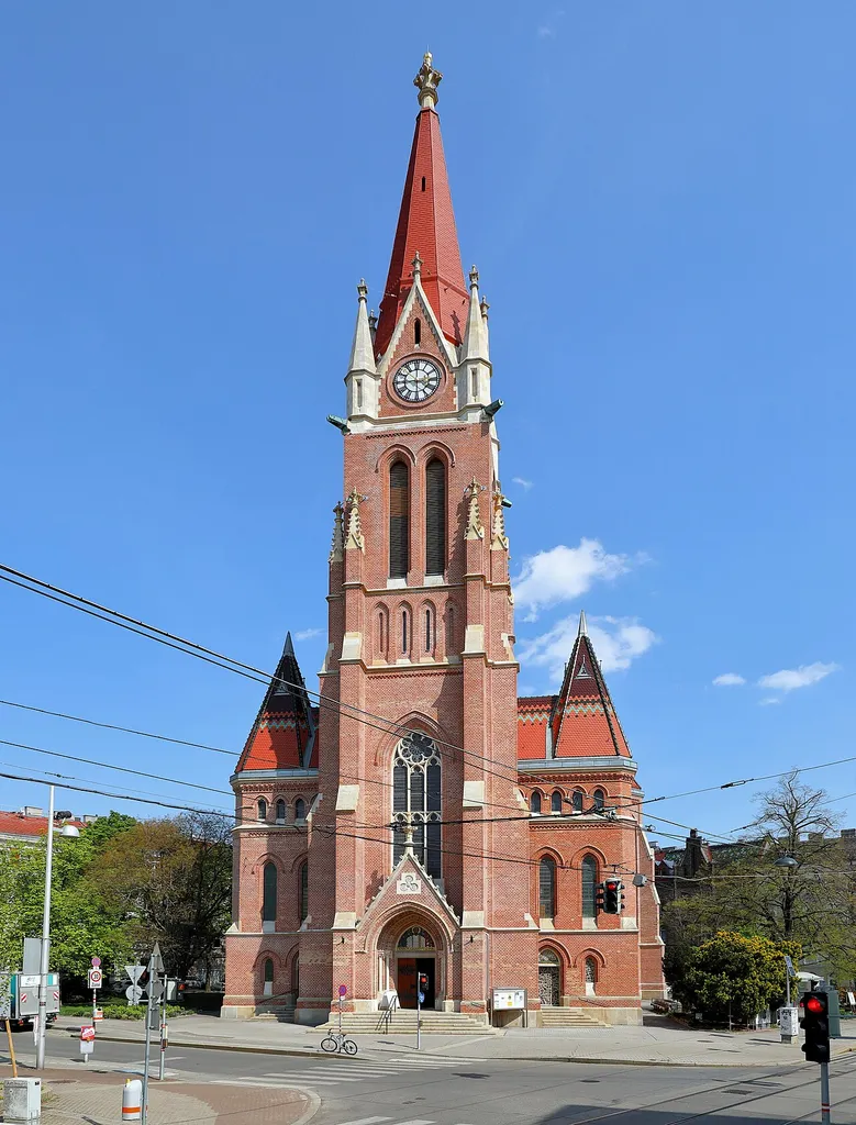 Westansicht der Breitenseer Pfarrkirche hl. Laurentius am Laurentiusplatz im 14. Wiener Gemeindebezirk Penzing.Der neugotische Backsteinbau mit einer Einturmfassade wurde ab 1896/97 vom Baumeister und Architekten Ludwig Zatzka (1857–1925) und des Architekten Eduard Zotter (1857–1938) errichtet. Am 8. Okt. 1898 fand im Beisein des Kaisers die feierliche Einweihung statt.